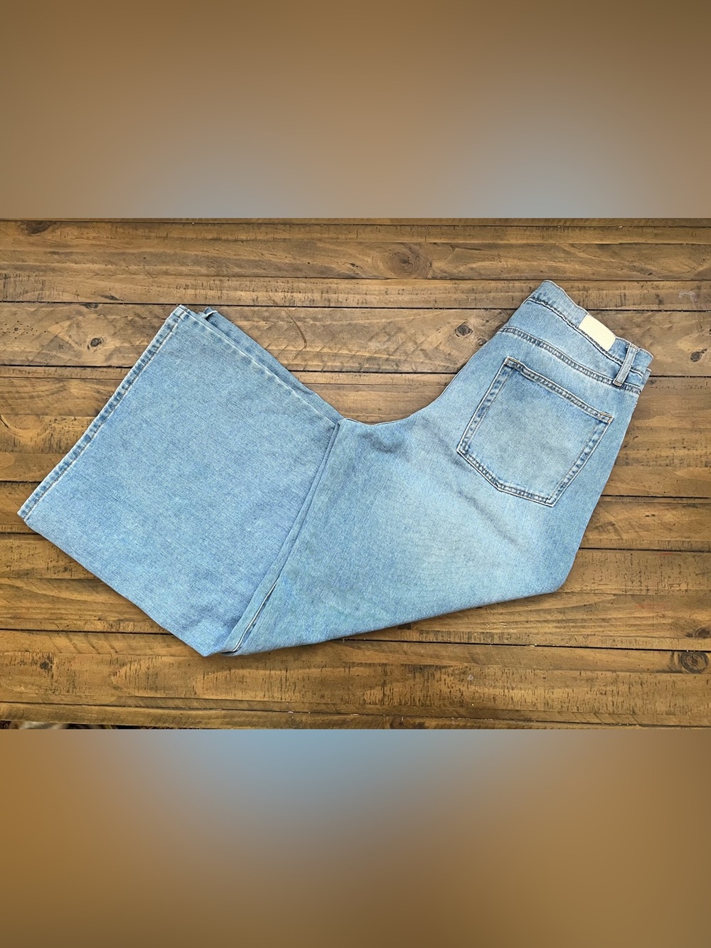 Wide Leg Pearl Light Wash Jeans - Picture 4 of 5